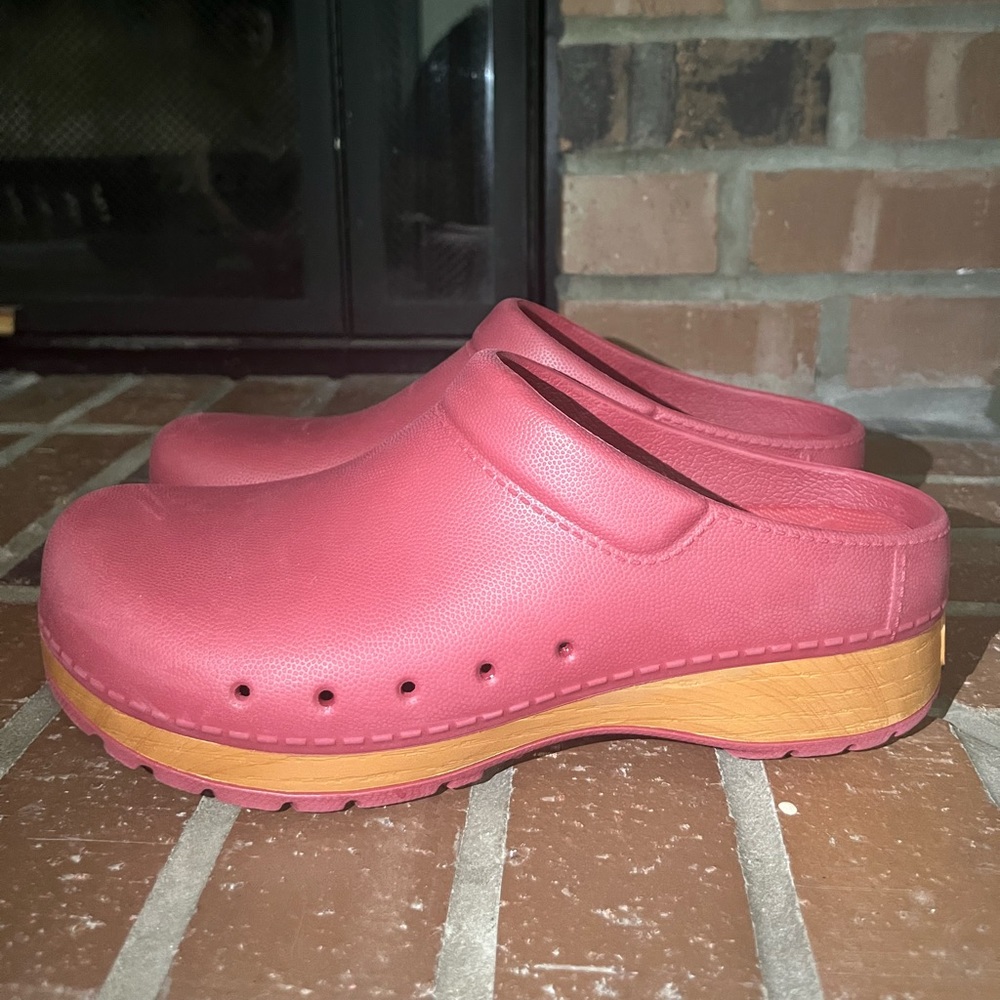 417 Dansko Womens Kane Molded Cranberry Clogs Size 39 EU 8.5-9 US pre-owned